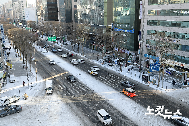 폭설을 동반한 강력한 한파가 이어진 7일 오전 서울 서초구 인근에서 차량들이 서행하고 있다. 이한형 기자