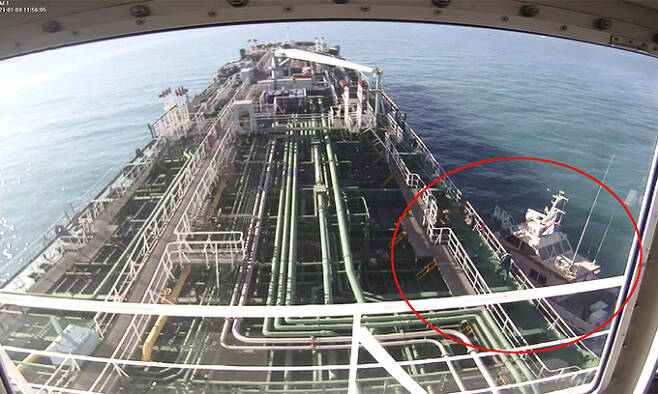 지난 4일 이란 혁명수비대에 나포되는 한국 국적 선박 '한국케미' 모습. 오른쪽이 이란 혁명수비대가 타고 온 고속정이다. 사진은 나포 당시 CCTV 모습. 연합뉴스