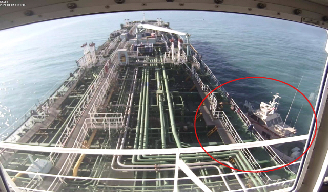 지난 4일 이란 혁명수비대에 나포되는 한국 국적 선박 ‘MT-한국케미호’가 CCTV에 찍힌 모습. 오른쪽이 이란 혁명수비대가 타고 온 고속정이다.  /연합뉴스