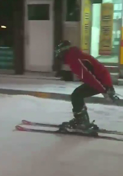 도심에서 스키를 타는 한 시민/동영상 캡쳐