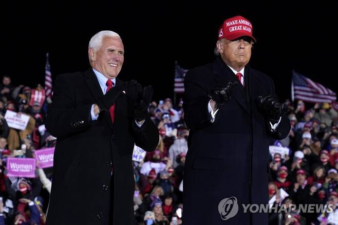 도널드 트럼프 미국 대통령(오른쪽)과 마이크 펜스 부통령 2020.11.3 (AP Photo/Evan Vucci)
