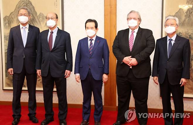 목요대화 참석자들과 기념촬영 하는 정세균 총리 (서울=연합뉴스) 김승두 기자 = 정세균 국무총리가 7일 서울 삼청동 총리공관에서 '2021년 뉴노멀시대, 명사에게 묻다'라는 주제로 열린 제31차 목요대화에서 제프리 존스 주한미국상공회의소 이사회 회장과 조윤제 한국은행 금융통화위원회 위원 등 참석자들과 기념촬영을 하고 있다. 2021.1.7 kimsdoo@yna.co.kr