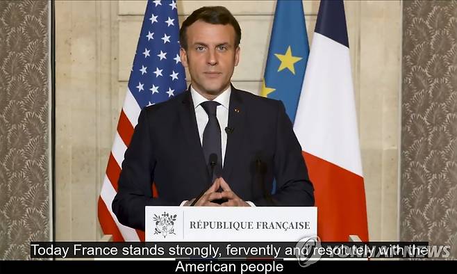 미 의사당 점거 사태 논평하는 마크롱 프랑스 대통령 (파리 AFP=연합뉴스) 에마뉘엘 마크롱 프랑스 대통령이 7일(현지시간) 트위터를 통해 미국 의사당 점거 사태에 대해 언급하는 동영상을 캡처한 것. 마크롱 대통령은 "우리는 민주주의를 문제 삼고 싶어 하는 소수의 폭력에 굴하지 않을 것"이라고 말했다. jsmoon@yna.co.kr