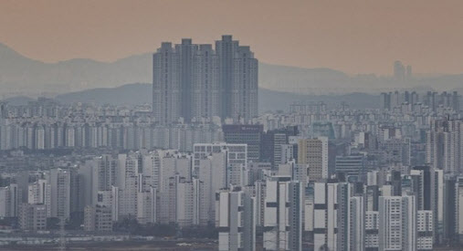 경기도 파주시 접경지역에서 바라본 운정신도시와 일산 신도시에 아파트들이 줄지어 서있다.(사진=연합뉴스)