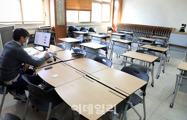 지난달 14일 인천시 부평구 인천외고에서 온라인 수업을 하고 있다.(사진=뉴시스)