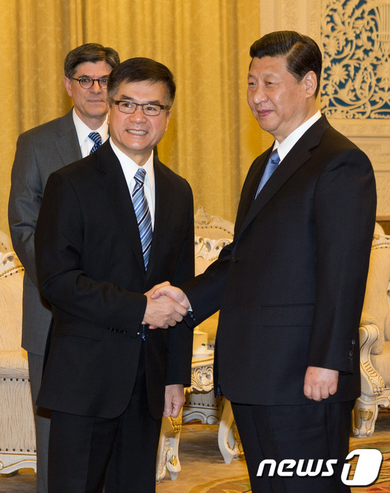 게리 로크 주중미국대사(왼쪽)가 시진핑 중국 국가주석과 악수하고 있다© AFP=뉴스1