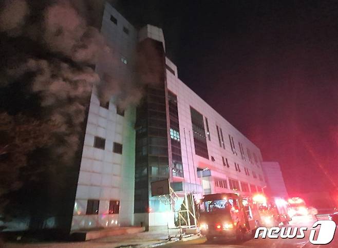 8일 새벽 인천시 부평구 신부평변전소에서 화재가 발생해 검은 연기가 치솟고 있다.(인천부평소방서제공)2021.1.8/뉴스1 © News1 정진욱 기자