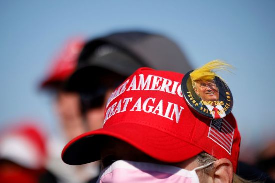 도널드 트럼프 미국 대통령 지지를 상징하는 '미국을 다시 위대하게'(MAGA, Make America Great Again) 모자 [이미지출처=로이터연합뉴스]