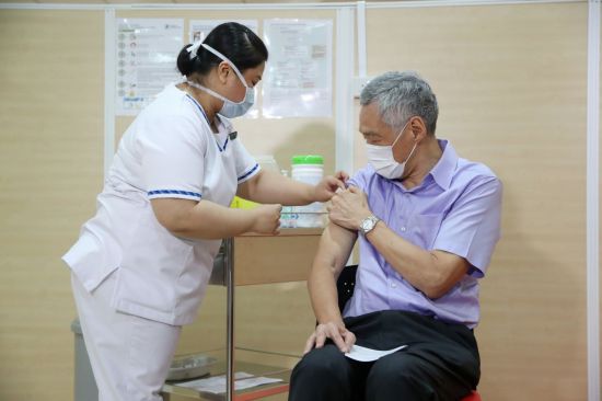 신종 코로나바이러스감염증(코로나19) 백신을 접종하고 있는 리셴룽 싱가포르 총리 [이미지출처=AP연합뉴스]