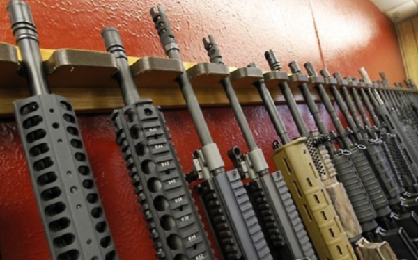 미국 콜로라도 주 오로라의 한 총기 매장에 진열된 소총들. /AP연합뉴스