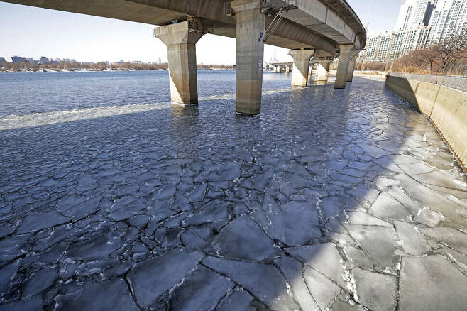 The Han River is frozen on the morning of Jan. 7. (photos by Kim Myoung-jin)