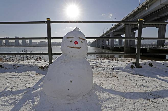 A snowman in Seoul’s Banpo Hangang Park on the morning of Jan. 7