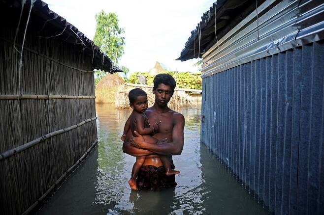 지난해 여름 방글라데시는 10년 만의 최악의 홍수로 국토의 3분의 1이 물에 잠겼다. 지난해 7월 중순 브라마푸트라강 인근. 로이터 연합뉴스