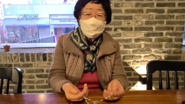 이용수 할머니가 위안부 피해자 12명이 일본 정부를 상대로 제기한 손해배상청구소송에서 첫 승소판결 소식에 대한 소감을 밝히고 있다. '정신대 할머니와 함께하는 시민모임'은 이날 승소 직후 대구 중구 '희움 일본군 위안부 역사관'에서 이 할머니의 소감을 촬영, 유튜브 채널에 공개했다. 유튜브 캡쳐