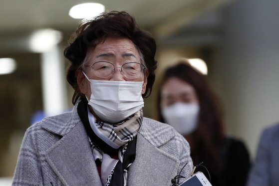 위안부 피해자이자 인권운동가인 이용수 할머니가 지난해 11월 11일 오후 서울 서초구 서울중앙지방법원에서 열린 재판에 참석했다. 이 할머니는 이날 일본군 위안부 피해자와 유족들이 일본을 상대로 제기한 손해배상 청구 소송 재판에서 진술을 했다. 뉴스1