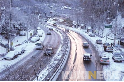 ▲겨울철 눈이 내린 뒤 도로 상황.(도로교통공단 제공)