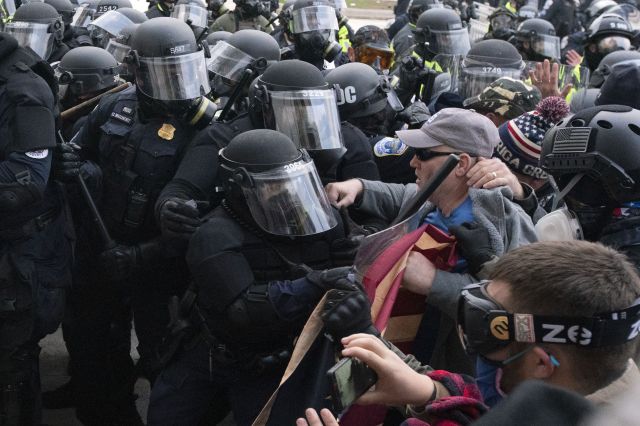 미국 워싱턴 국회에서 6일(현지시간) 경찰이 진입 중인 트럼프 지지 시위대를 막고 있다. AP 연합뉴스