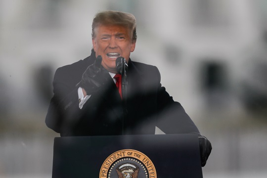 도널드 트럼프 미국 대통령이 6일(현지시간) 수도 워싱턴에서 열린 2020년 대선 결과 인증 반대 집회에 참석해 연설하고 있다. 로이터연합뉴스