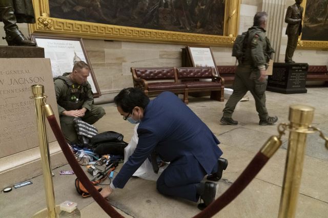 앤디 김 의원이 지난 7일(현지시간) 시위대가 워싱턴의 국회 의사당을 습격한 후 바닥에 흩어져있는 쓰레기를 치우고 있다. (AP 사진 / 앤드류 하닉)