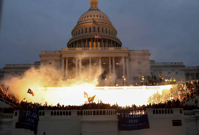 지난 6일(현지시간) 미국 의사당을 점거한 도널드 트럼프 대통령 지지자들의 모습. [로이터]