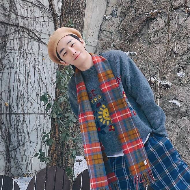 Yoon Ji-sung shoots Fan heart Friendly Smile 'warming visuals'