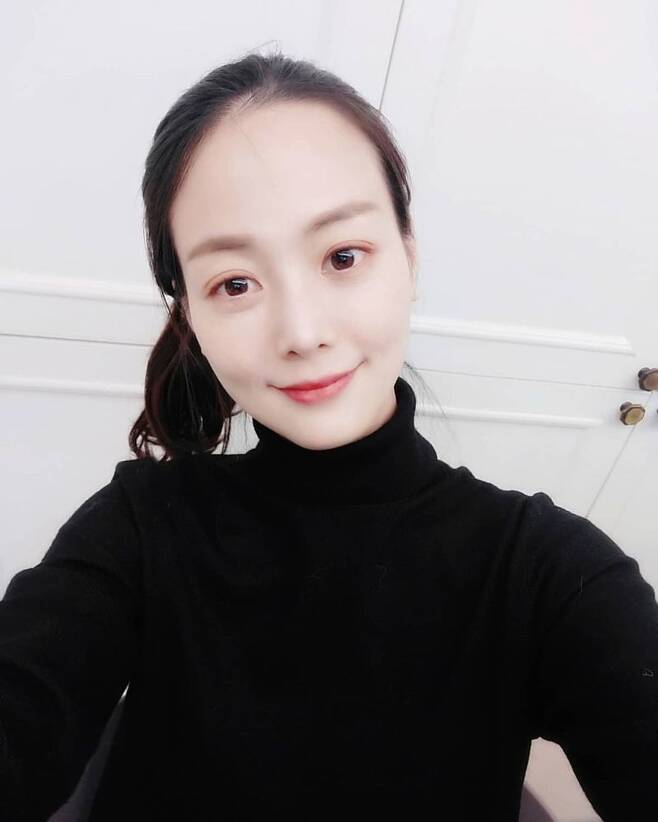 Actor Son Yeo-Eun has reported on the latest.Son Yeo-Eun posted a picture on his instagram on January 8 with an article entitled Selfie for a hundred years, Happy New Year for everyone.Son Yeo-Eun in the public photo is staring at the camera wearing a black turtleneck with his head tied together.White skin, large eyes, maximizing the innocent atmosphere, boasted a brilliant visual, admiring the beauty of the face with little toilet, but without humiliation.Meanwhile, Son Yeo-Eun played as mother Moon Young, Cho Byung-kyu (played by rumor) in OCN Dramas Wonderful Rumors.