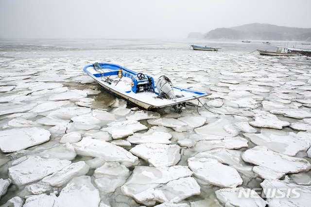 [서산=뉴시스]동장군의 맹추위 위세에 얼어 붙은 바다 위에 오도 가지도 못하고 묶여 있는 선박(사진=서산시)