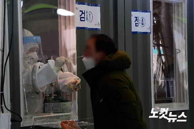 서울역광장에 마련된 임시선별진료소에서 의료진이 검체를 채취하고 있다. 황진환 기자