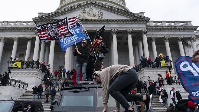 미국 의회의사당에서 트럼프 지지자 시위대가 시위 중이다. 글로벌 타임즈 캡처