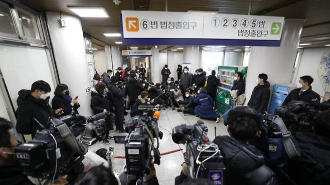 할머니 측 소송대리인인 김강원 변호사가 공판을 마친 뒤 취재진 질문에 답하고 있다. 연합뉴스