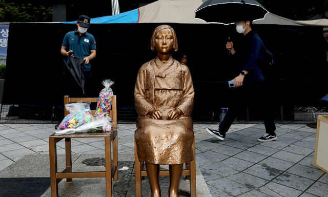 일본군'위안부' 피해자 기림의 날인 지난해 8월14일 오전 서울 종로구 옛 일본대사관 앞 평화의 소녀상 뒤로 시민들이 이동하고 있다. 뉴시스