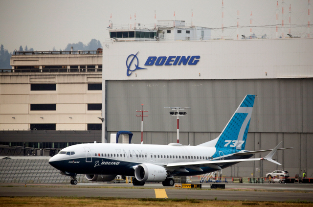 지난해 9월30일 미국의 항공기 제조업체 보잉의 737맥스 항공기가 연방항공청(FAA) 조사관의 시험 비행 후 워싱턴주 시애틀의 보잉 기지에 착륙하고 있다. /AFP연합뉴스