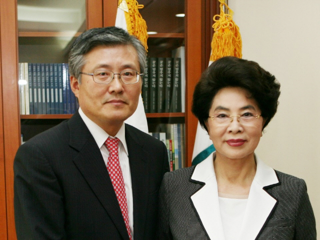 가천대 이길여 총장과 김충식 특임부총장이 기념촬영을 하고 있다.