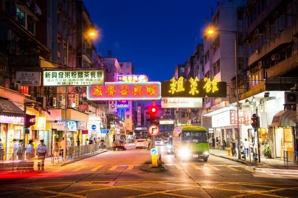 홍콩 구룡반도의 전형적인 분위기를 느낄 수 있는 거리 야경. 사진제공|홍콩관광청