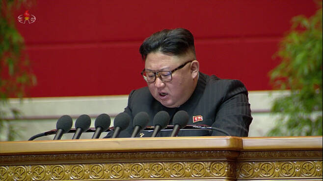 북한 조선중앙TV는 지난 7일 평양에서 김정은 국무위원장이 참석한 가운데 노동당 제8차 대회 3일차 회의가 열렸다고 8일 보도하고 있다. (사진=조선중앙TV 캡쳐/뉴시스)