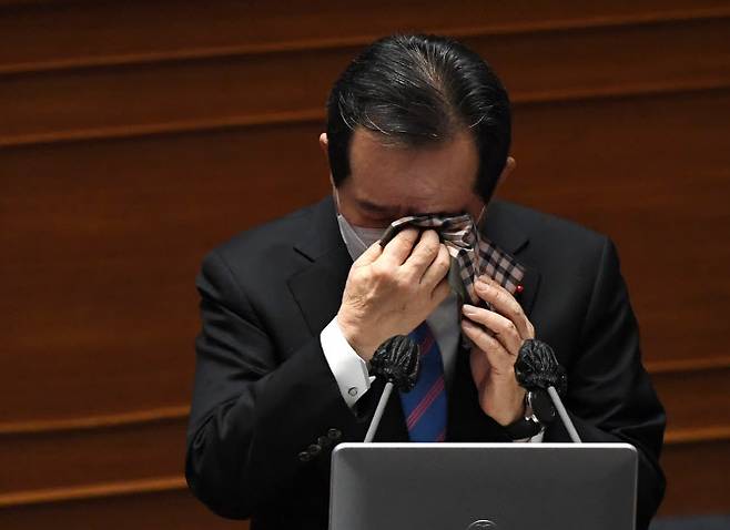 정세균 국무총리가 8일 서울 여의도 국회 본회의장에서 열린 코로나19로 인한 방역실태, 백신 수급 상황 및 접종 시기에 대한 긴급현안질문에서 피해를 본 소상공인자영업자에 대한 발언 중 눈시울을 붉히고 있다 (사진=연합뉴스)