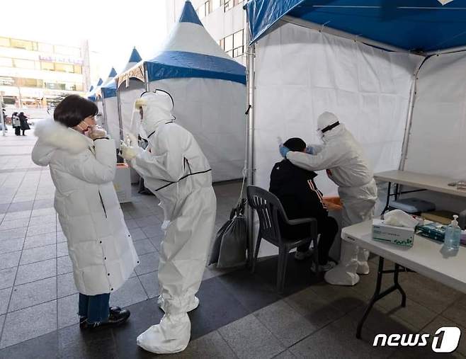 수원시청 본관 건물과 별관 건물 사이에 마련된 신종 코로나바이러스 감염증(코로나19) 임시검사소에서 검체 채취를 받고 있는 시청 직원들. © 뉴스1