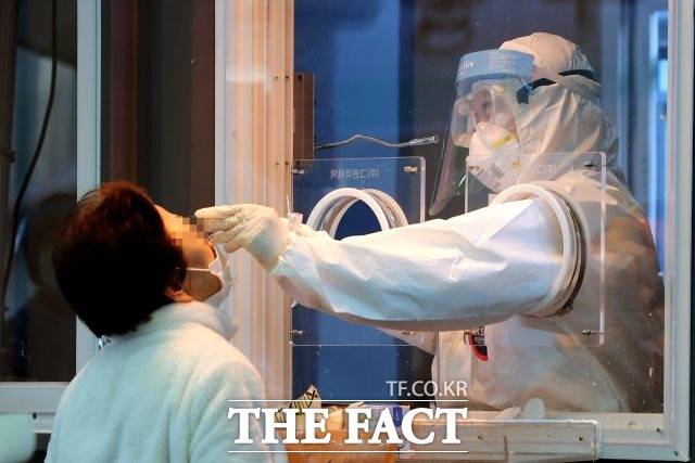 코로나19 확진자가 감소세를 보이고 있으나 전문가들은 긴장을 늦추면 안된다고 경고했다. /이선화 기자