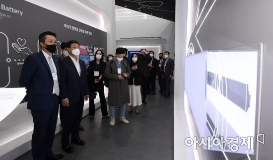 지난해 서울 강남구 코엑스에서 열린 배터리 산업 전시회 '인터배터리 2020'에서 SK이노베이션 지동섭 대표(왼쪽 두 번째)가 전시관을 찾아 둘러보고 있다.