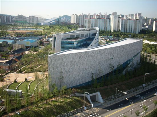 지난 23일 준공된 한국만화영상진흥원은 외관이 대부분 영화 필름을 형상화한 곡선 모양을 띠고 있다. 현대건설이 시공을 맡았다.