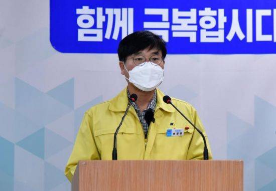 경남 거제시 변광용 시장이 코로나 브리핑을 하고 있다.(사진=거제시청)