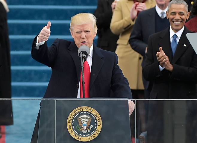 2017년 1월 도널드 트럼프 미 대통령이 취임식에서 연설하고 있다. 그 뒤에는 직전 대통령인 버락 오바마의 모습이 보인다. 하지만 트럼프는 자신의 후임자인 조 바이든 당선인의 취임식에는 참석하지 않을 예정이다. /AFP 연합뉴스
