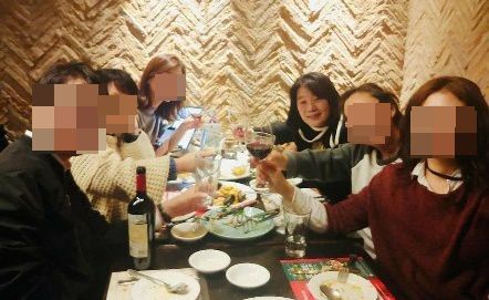더불어민주당 윤미향 의원(오른쪽에서 세 번째)이 지난달 SNS에 공유했다 삭제한 파티 사진. /윤 의원 인스타그램