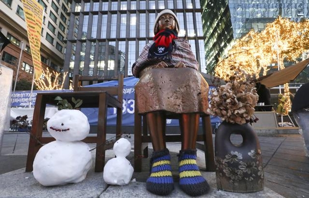 지난 8일 서울 종로구 옛 일본대사관 앞 소녀상에 눈사람이 놓여져 있다. /뉴시스