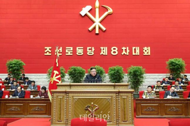6일 김정은 북한 국무위원장이 전날 개최된 제8차 노동당대회에서 개회사를 하고 있다. ⓒ노동신문
