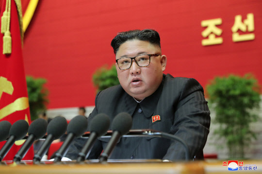 지난 8일 평양에서 열린 북한 노동당 제8차 대회 4일차 회의에서 김정은 노동당 위원장이 발언하고 있다. 연합뉴스