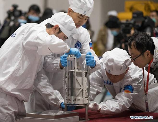 중국 과학자들이 2020년 12월17일 창어 5호가 가져온 달 표본 무게를 측정할 준비를 하고 있다. 중국 국가항천국 제공