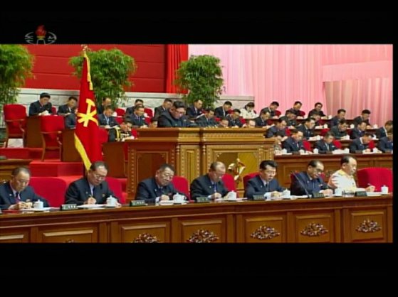 김정은 북한 국무위원장이 5일 개막한 노동당 제8차 대회에서 사업총화 보고를 하고 있다. [뉴스1]