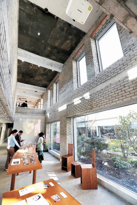 자동차정비소 건물을 개조해 만든 ‘아모레 성수’.