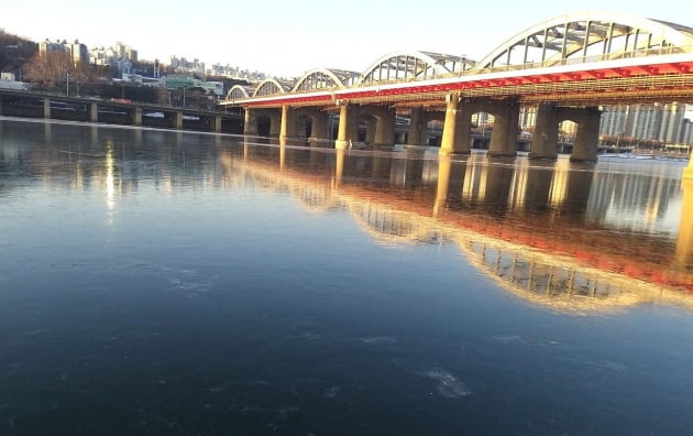 9일 오전 8시 서울 노량진 한강대교 부근에서 올 겨울 첫 한강 결빙이 관측됐다. 기상청 제공